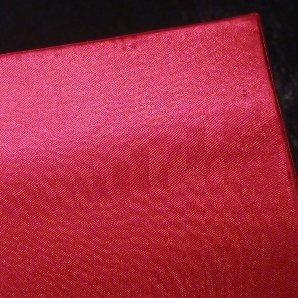 Red Satin gift box with unique closure - Picture 8 of 11